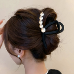 Женская заколка-краб большого размера с матовым жемчужным узором — классика на каждый день