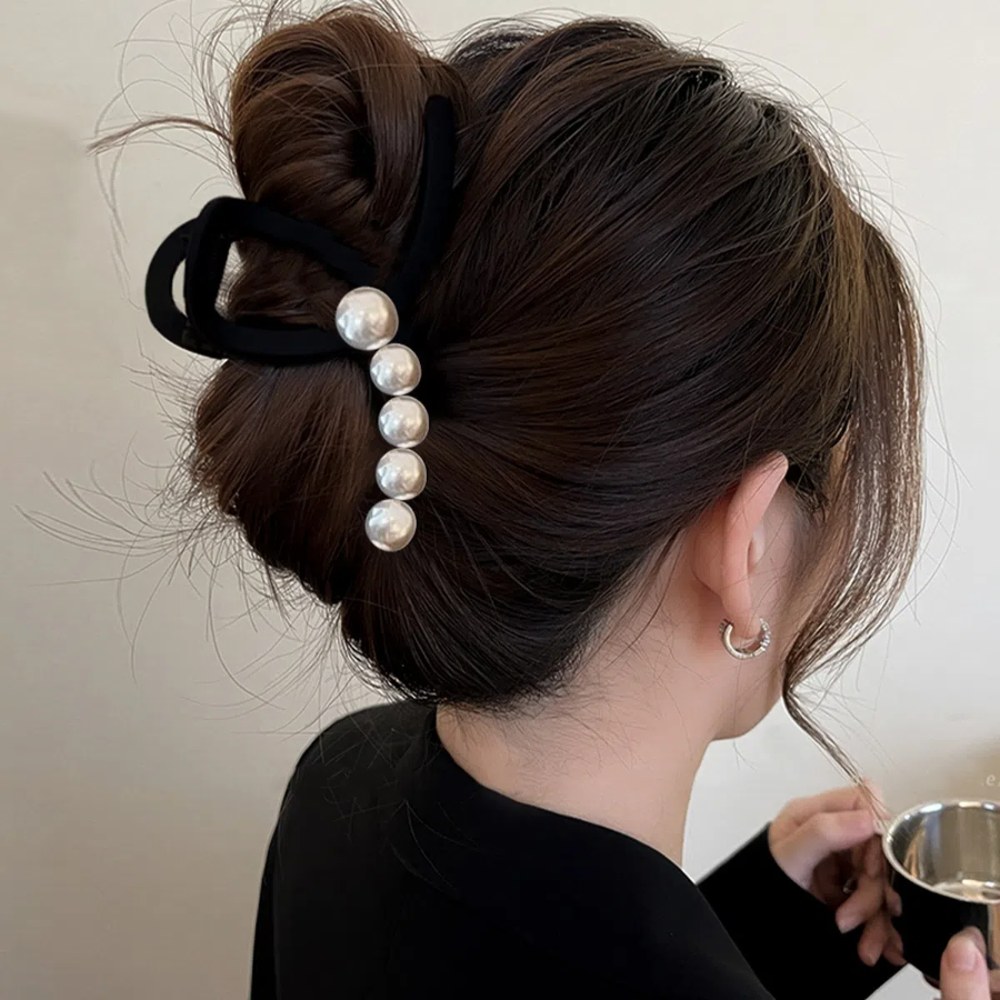 Женская заколка-краб большого размера с матовым жемчужным узором — классика на каждый день