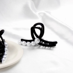 Женская заколка-краб большого размера с матовым жемчужным узором — классика на каждый день