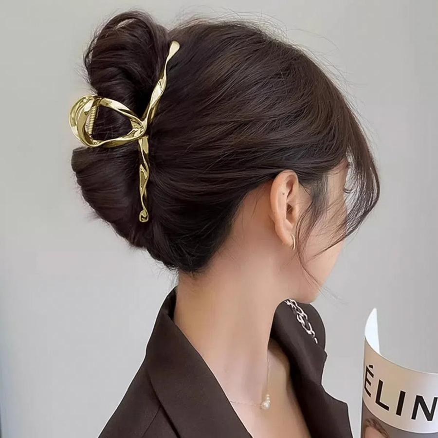 Женская большая заколка-краб с волнообразным дизайном — элегантный акцент для повседневных причёсок