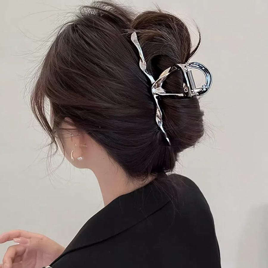 Женская большая заколка-краб с волнообразным дизайном — элегантный акцент для повседневных причёсок