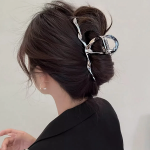 Женская большая заколка-краб с волнообразным дизайном — элегантный акцент для повседневных причёсок