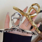 Женская большая заколка-краб с волнообразным дизайном — элегантный акцент для повседневных причёсок