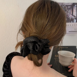 Элегантная классическая резинка-скранчи — изысканный акцент на каждый день