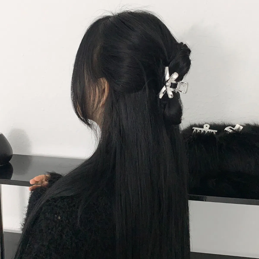 Металлическая мини-заколка с бантом — утончённый акцент для полупрически