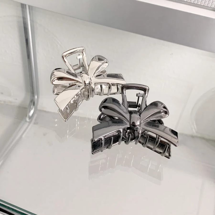 Металлическая мини-заколка с бантом — утончённый акцент для полупрически