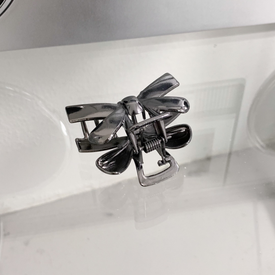 Металлическая мини-заколка с бантом — утончённый акцент для полупрически