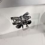 Металлическая мини-заколка с бантом — утончённый акцент для полупрически