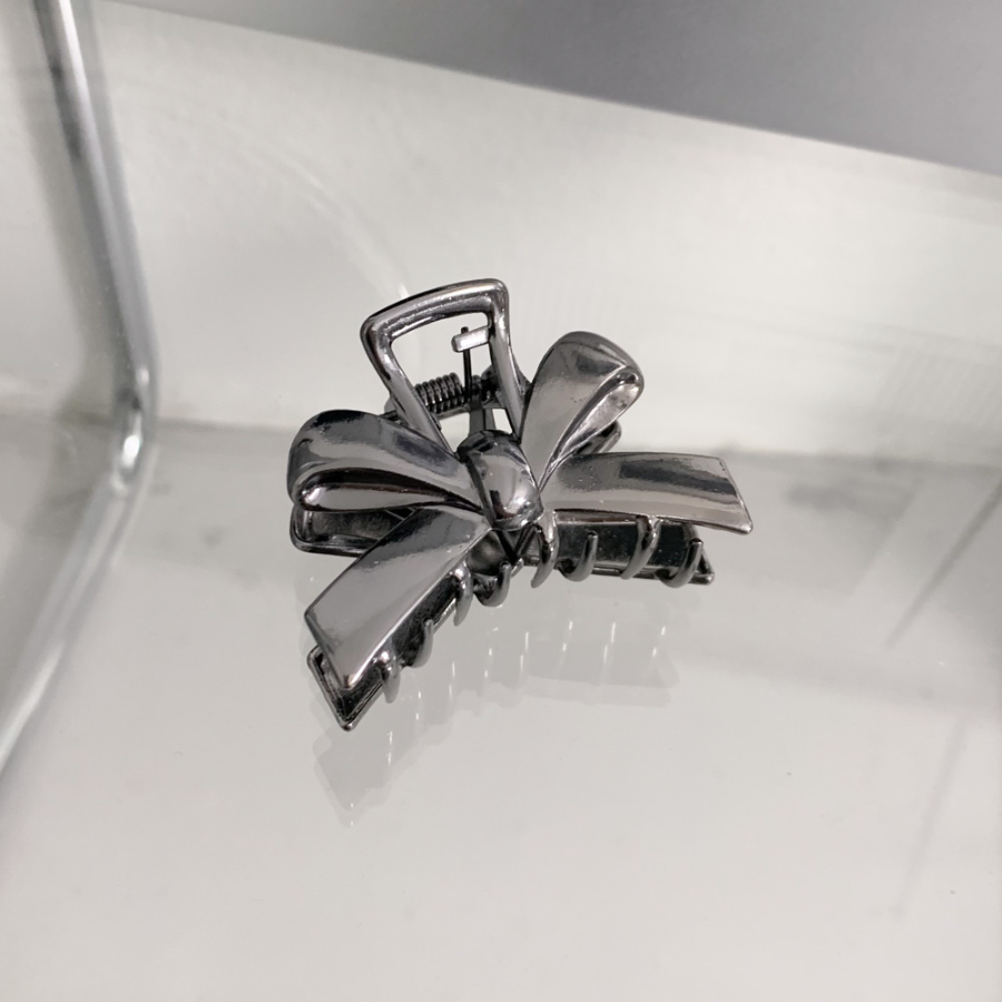 Металлическая мини-заколка с бантом — утончённый акцент для полупрически