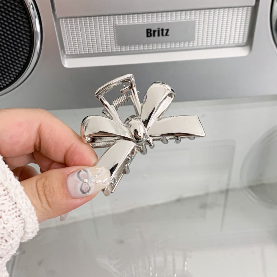 Металлическая мини-заколка с бантом — утончённый акцент для полупрически