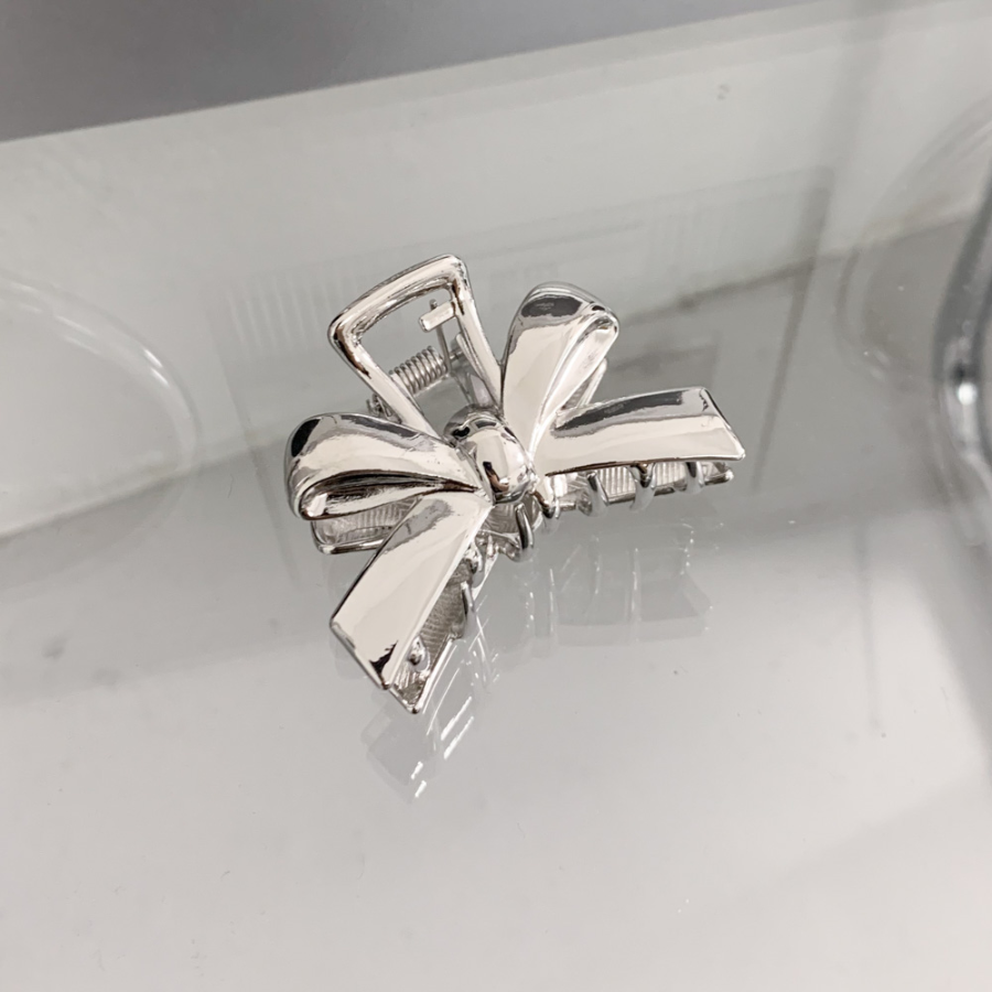 Металлическая мини-заколка с бантом — утончённый акцент для полупрически