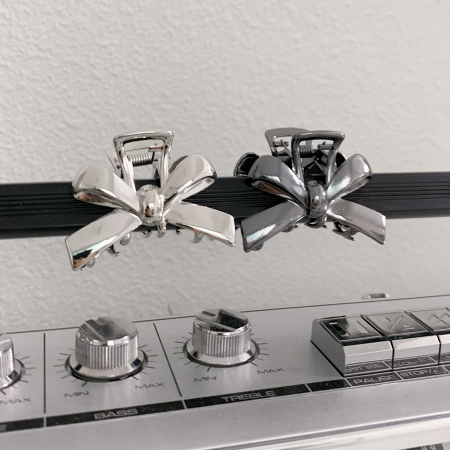 Металлическая мини-заколка с бантом — утончённый акцент для полупрически