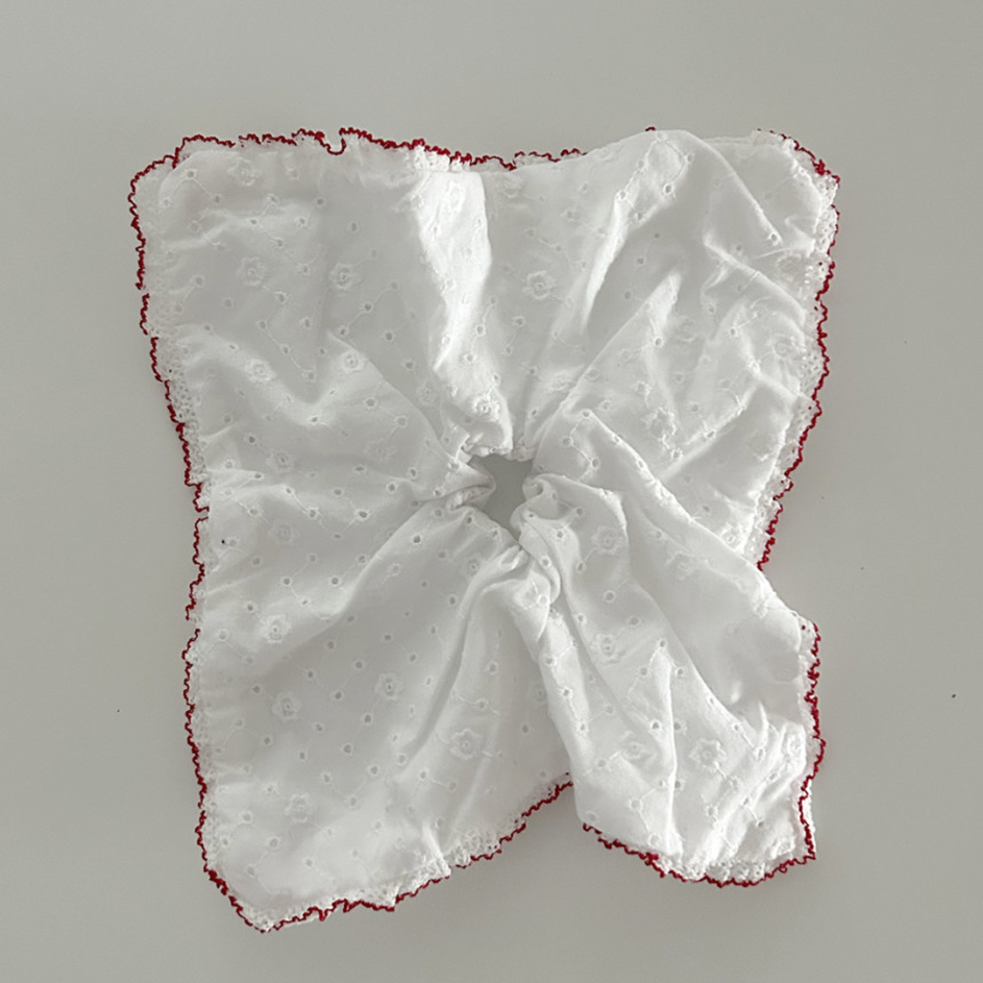 Красная кружевная резинка-скранчи — романтичный акцент для весенне-летних образов