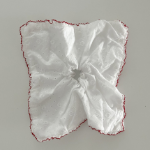 Красная кружевная резинка-скранчи — романтичный акцент для весенне-летних образов