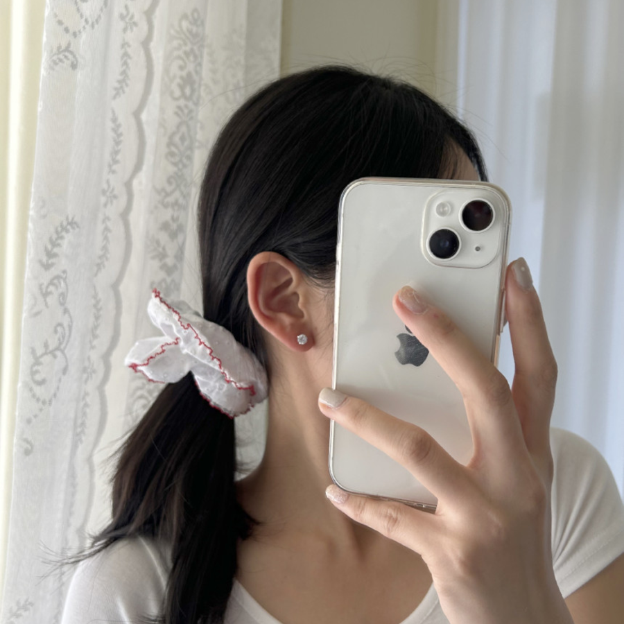 Красная кружевная резинка-скранчи — романтичный акцент для весенне-летних образов