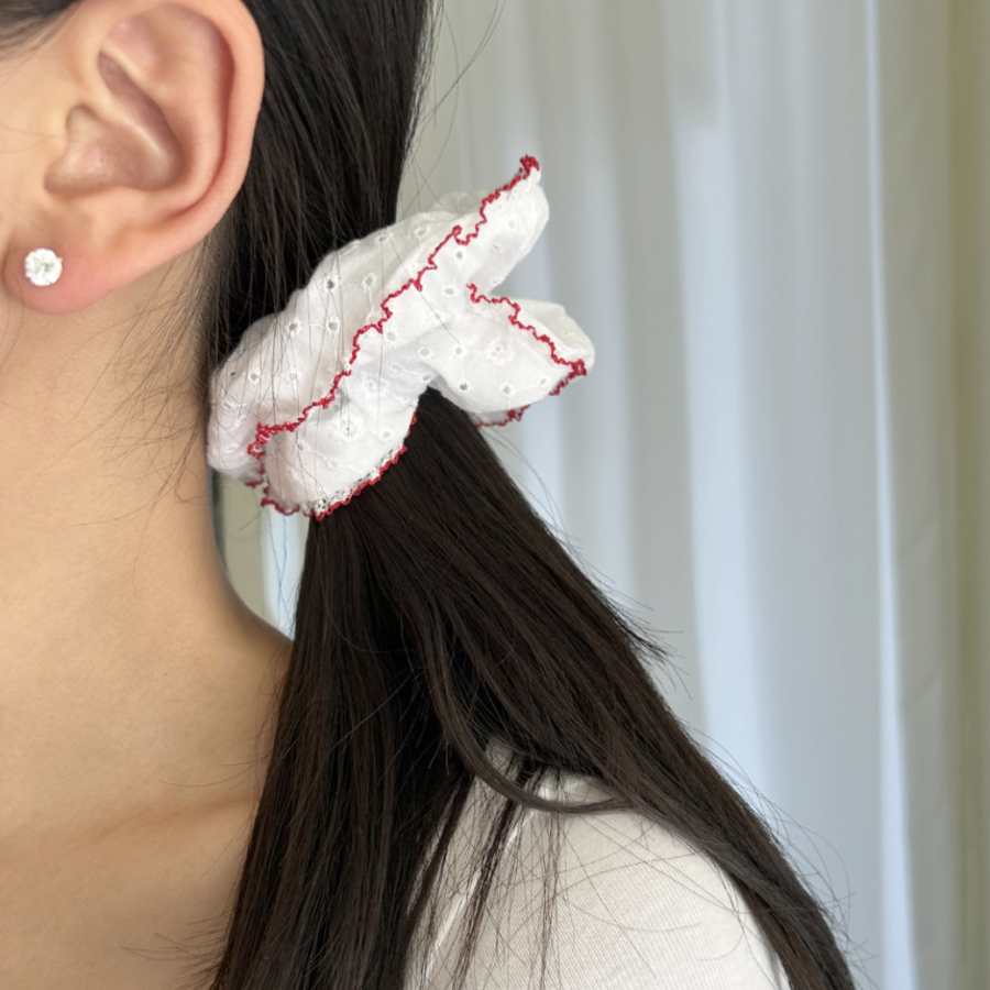 Красная кружевная резинка-скранчи — романтичный акцент для весенне-летних образов
