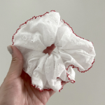 Красная кружевная резинка-скранчи — романтичный акцент для весенне-летних образов