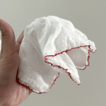 Красная кружевная резинка-скранчи — романтичный акцент для весенне-летних образов