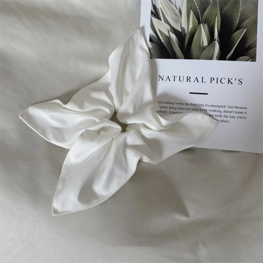 Атласная шелковая резинка-скранчи с лентой— элегантное дополнение для изысканных причёсок