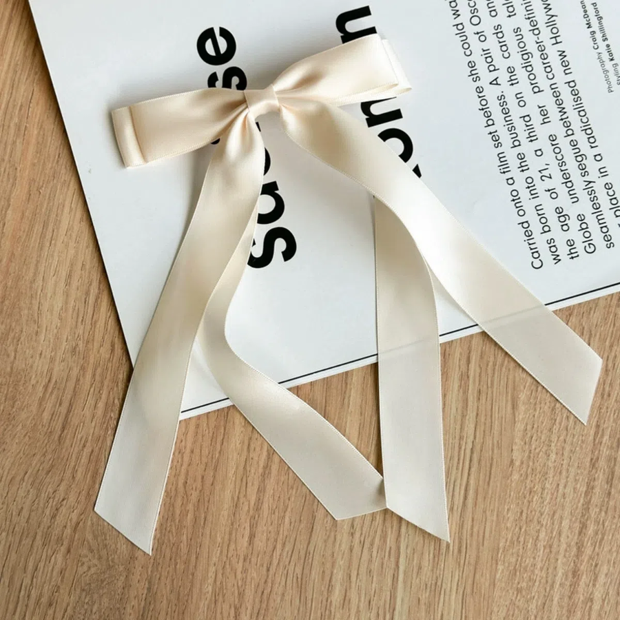 Заколка с лентой-хвостом — нежный акцент для романтичного образа