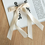 Заколка с лентой-хвостом — нежный акцент для романтичного образа