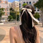 Заколка с лентой-хвостом — нежный акцент для романтичного образа