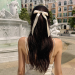 Заколка с лентой-хвостом — нежный акцент для романтичного образа