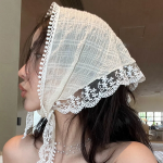 Ажурный кружевной платок-бандана для волос — нежный акцент в романтичном стиле