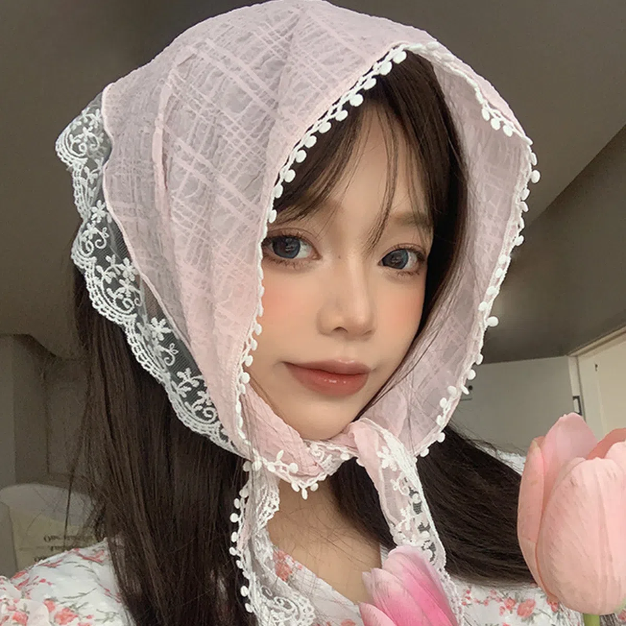 Ажурный кружевной платок-бандана для волос — нежный акцент в романтичном стиле