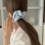 Полосатая резинка-скранчи — яркий акцент для причёсок в любом стиле