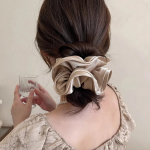 Атласная скранчи с волнообразным краем — элегантный акцент в причёске