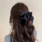 Атласная скранчи с волнообразным краем — элегантный акцент в причёске