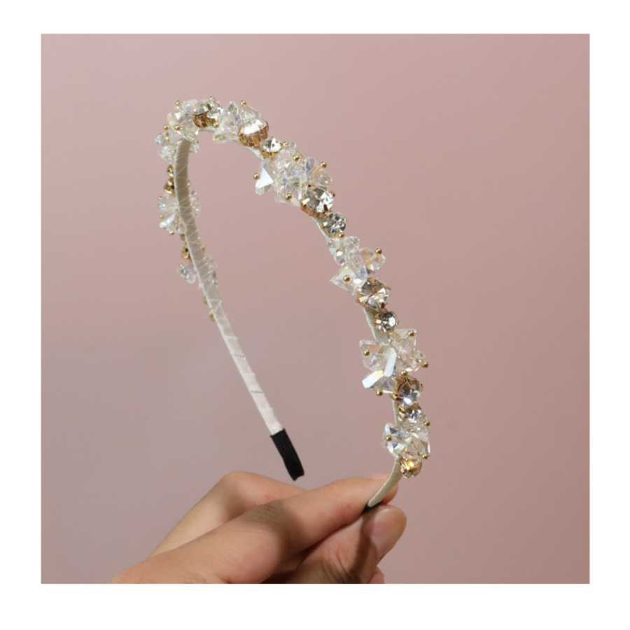 DK Queen диадема — изящный аксессуар с тонкой линией страз