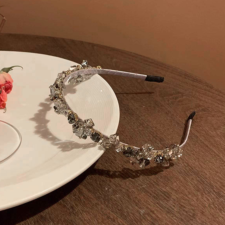 DK Queen диадема — изящный аксессуар с тонкой линией страз