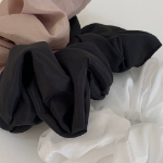 Объёмная однотонная резинка для волос — большая скранчи-повязка