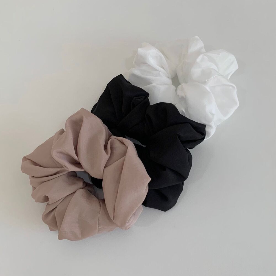 Объёмная однотонная резинка для волос — большая скранчи-повязка