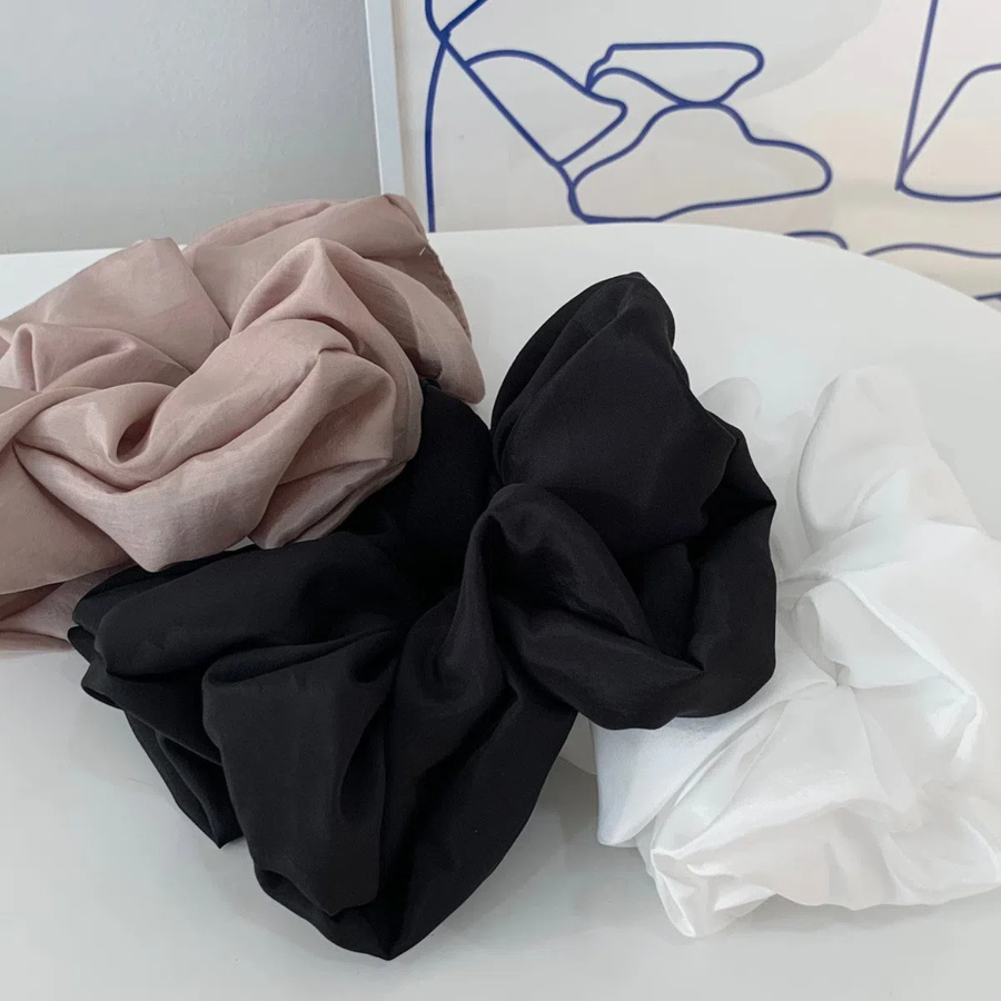 Объёмная однотонная резинка для волос — большая скранчи-повязка