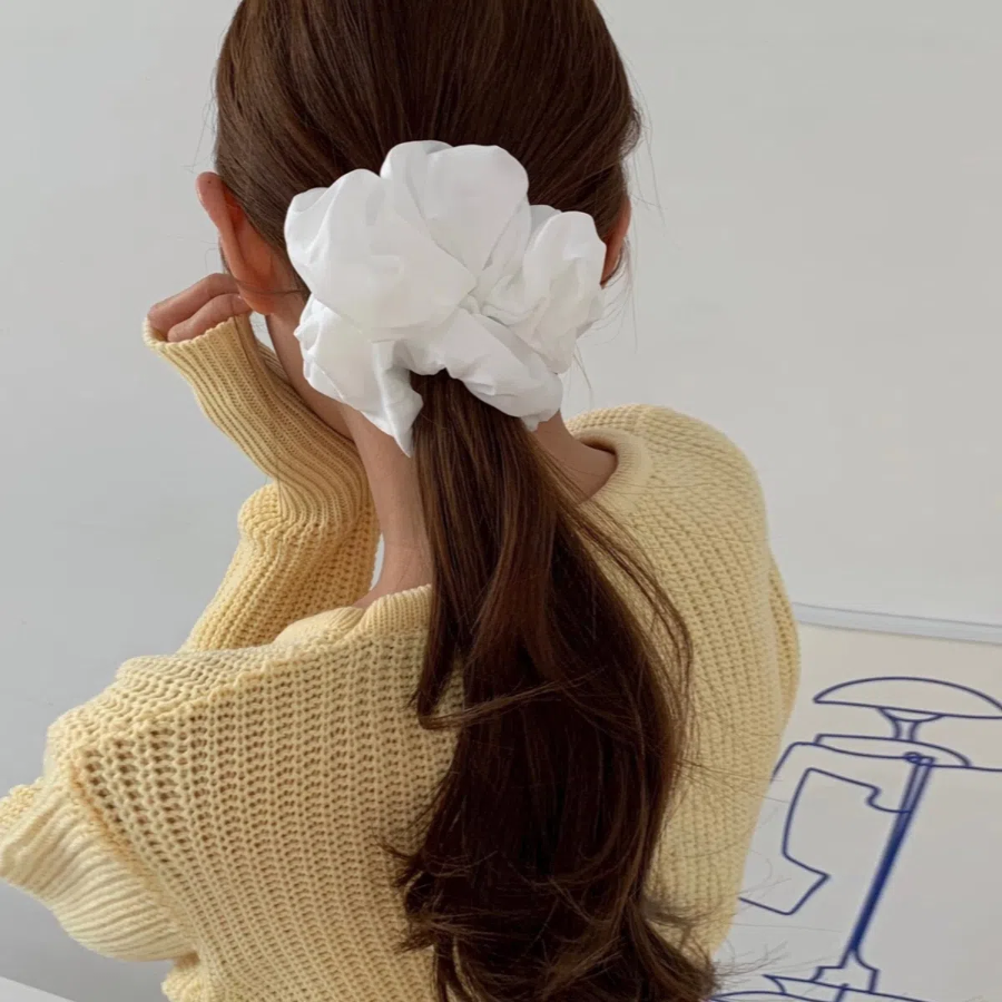 Объёмная однотонная резинка для волос — большая скранчи-повязка