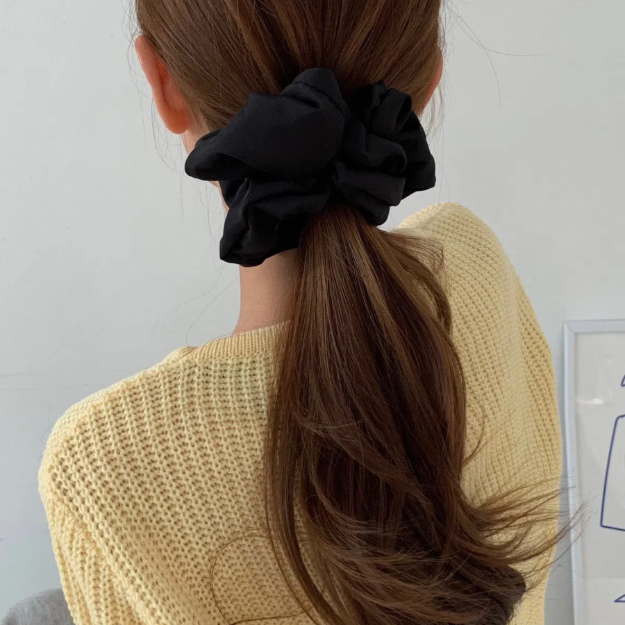 Объёмная однотонная резинка для волос — большая скранчи-повязка