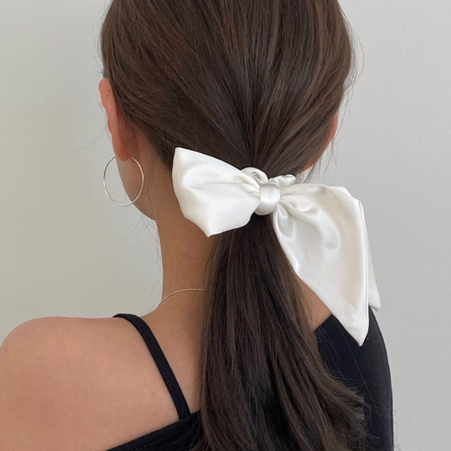 Шёлковая резинка-скранчи с бантом — элегантный акцент для вашей причёски