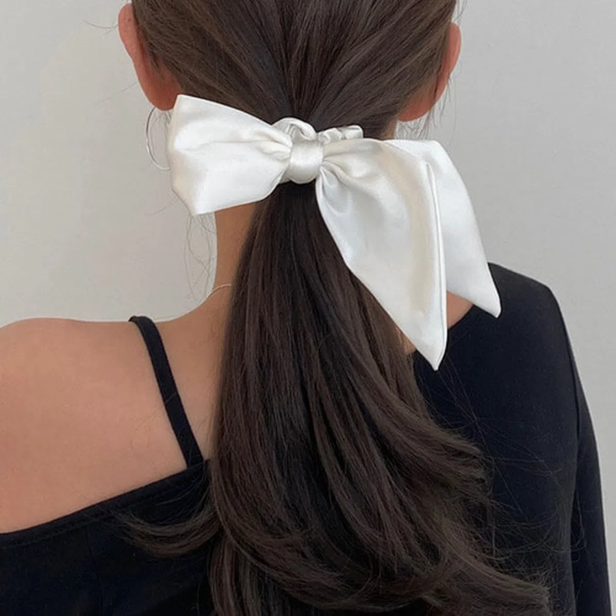 Шёлковая резинка-скранчи с бантом — элегантный акцент для вашей причёски