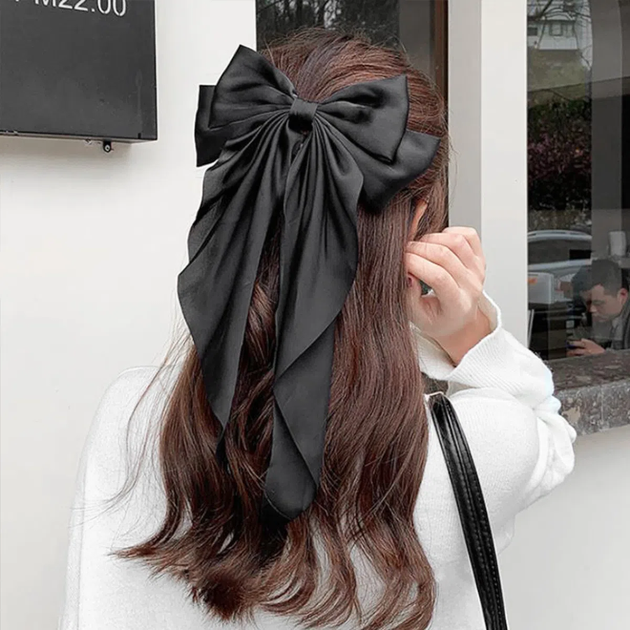 Большая атласная заколка с бантом — романтичный акцент в повседневной укладке