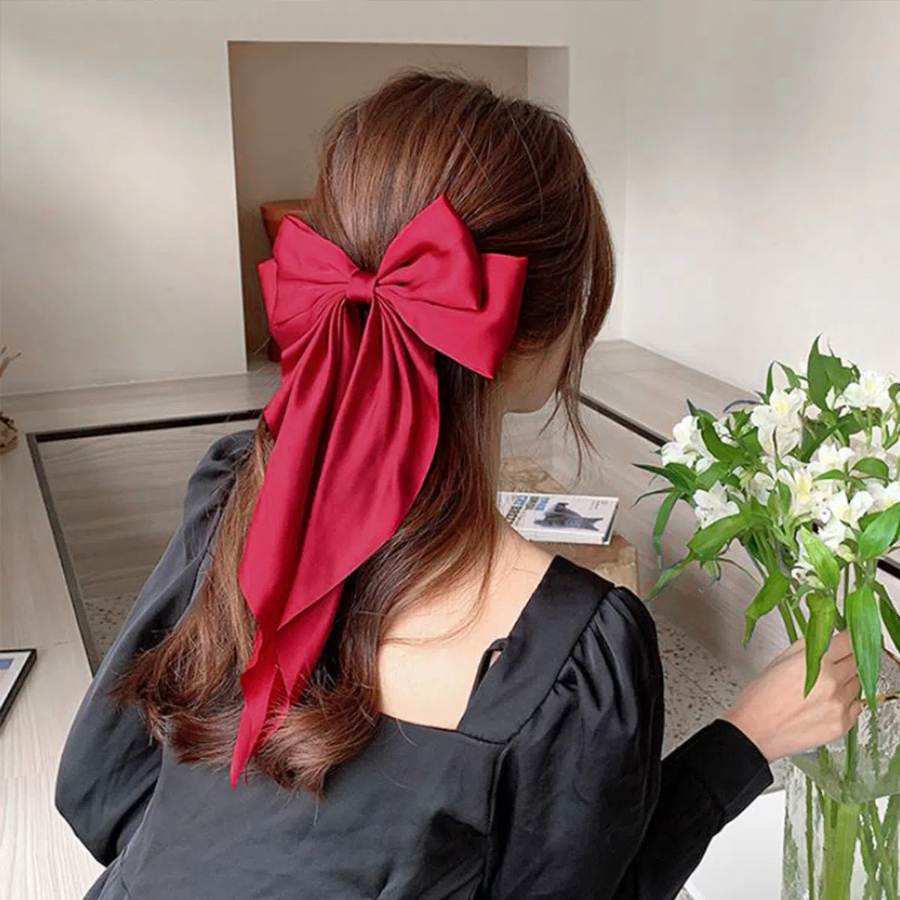 Большая атласная заколка с бантом — романтичный акцент в повседневной укладке