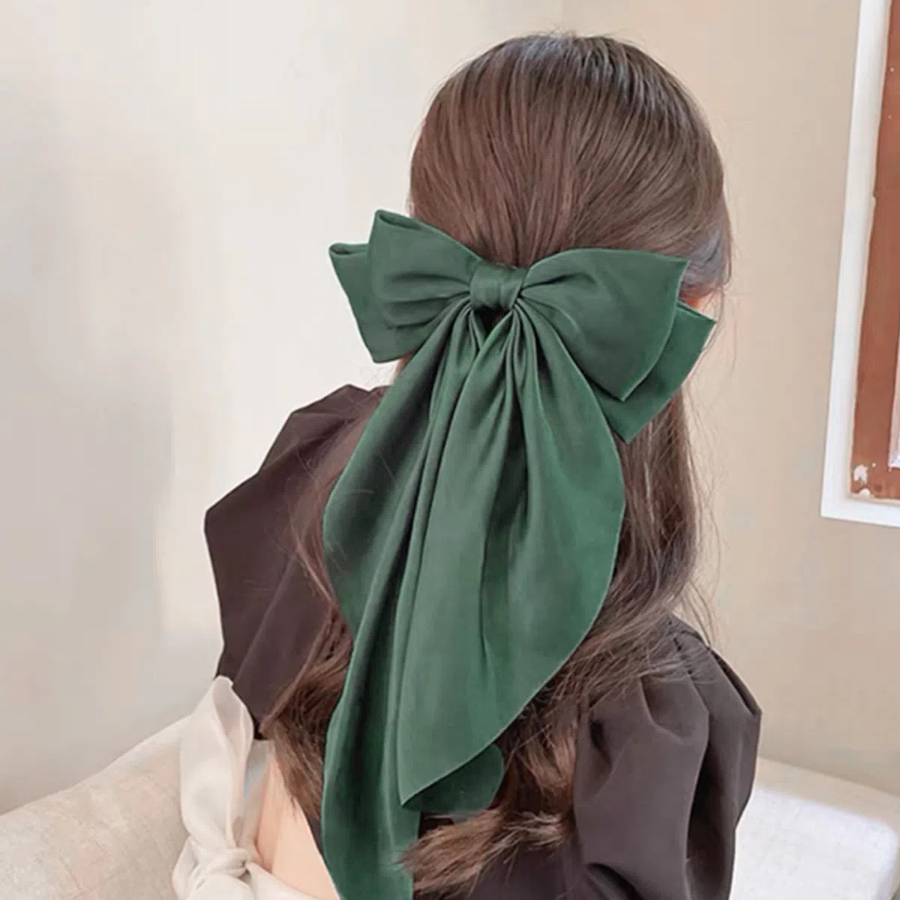 Большая атласная заколка с бантом — романтичный акцент в повседневной укладке