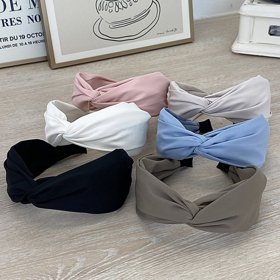 Простой однотонный перекрученный ободок-бандана — универсальный аксессуар на каждый день