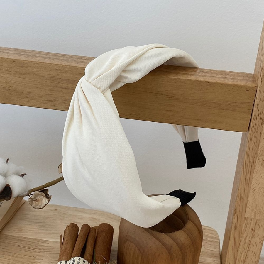 Простой однотонный перекрученный ободок-бандана — универсальный аксессуар на каждый день