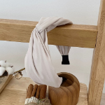 Простой однотонный перекрученный ободок-бандана — универсальный аксессуар на каждый день