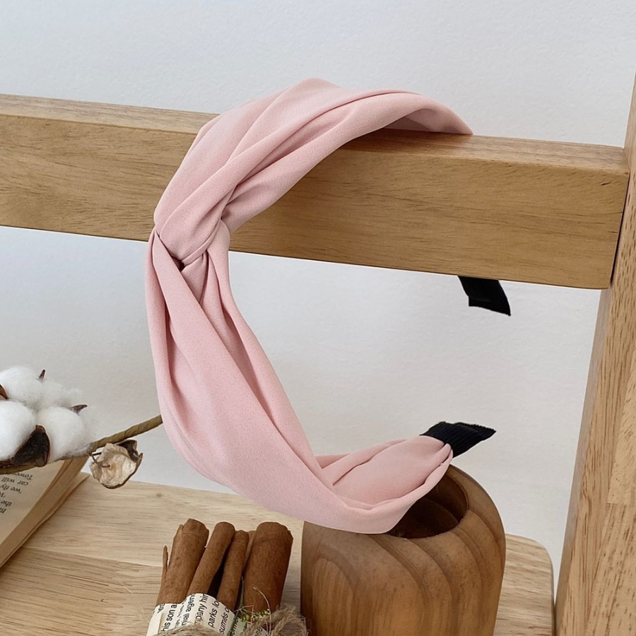 Простой однотонный перекрученный ободок-бандана — универсальный аксессуар на каждый день