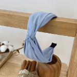 Простой однотонный перекрученный ободок-бандана — универсальный аксессуар на каждый день