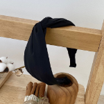 Простой однотонный перекрученный ободок-бандана — универсальный аксессуар на каждый день